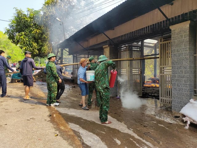 Hỏa hoạn thiêu rụi căn nhà gỗ trị giá khoảng nửa tỷ đồng trên núi - Ảnh 3.