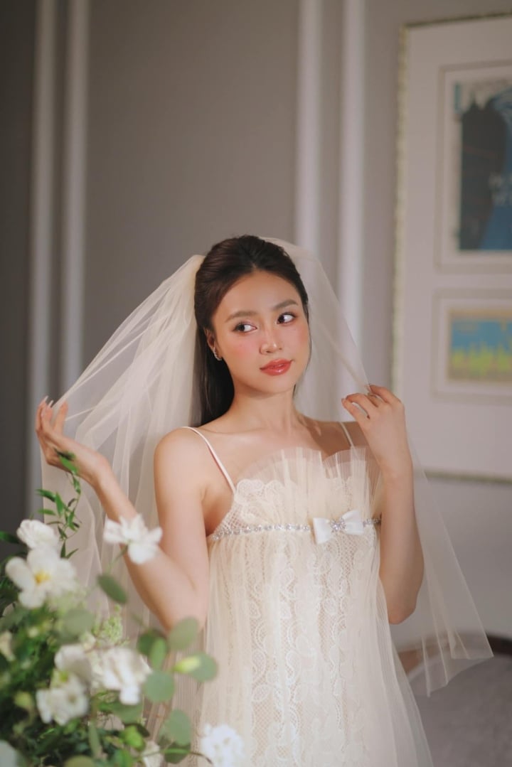 Sao Việt 23/7: Cát Phượng mặc váy cưới, hoa hậu Thu Hoài gợi cảm sau ly hôn