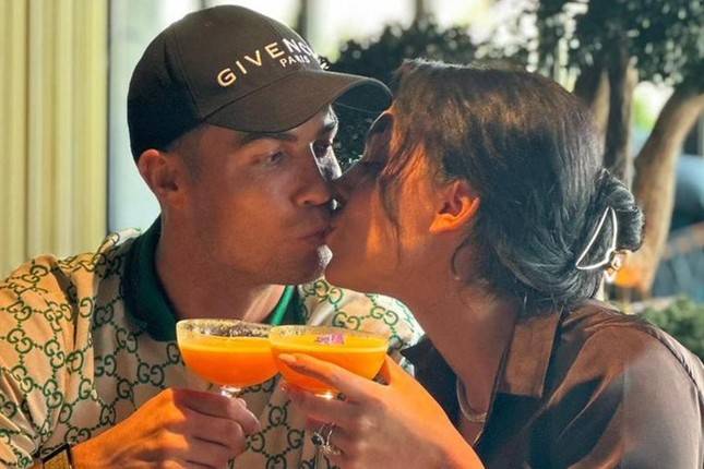 Ronaldo và bạn gái Georgina tình tứ giữa tin đồn rạn vỡ - Ảnh 1.