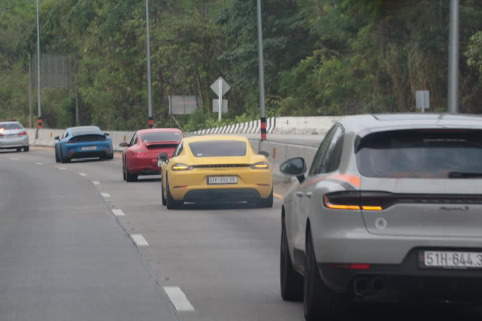 Cường Đô La lái Porsche 911 GT3 đến Bangkok: Chạy tay lái nghịch trên 100km/h, hoàn thành chặng 700km khủng nhất chuyến đi, có cảnh sát dẫn đoàn - Ảnh 5.