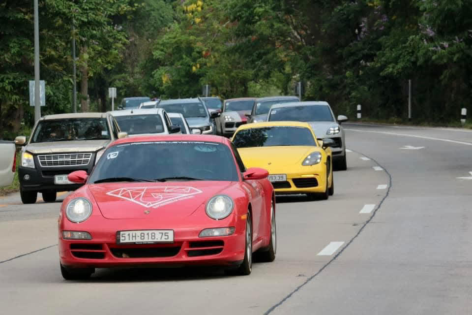 Cường Đô La lái Porsche 911 GT3 đến Bangkok: Chạy tay lái nghịch trên 100km/h, hoàn thành chặng 700km khủng nhất chuyến đi, có cảnh sát dẫn đoàn - Ảnh 3.