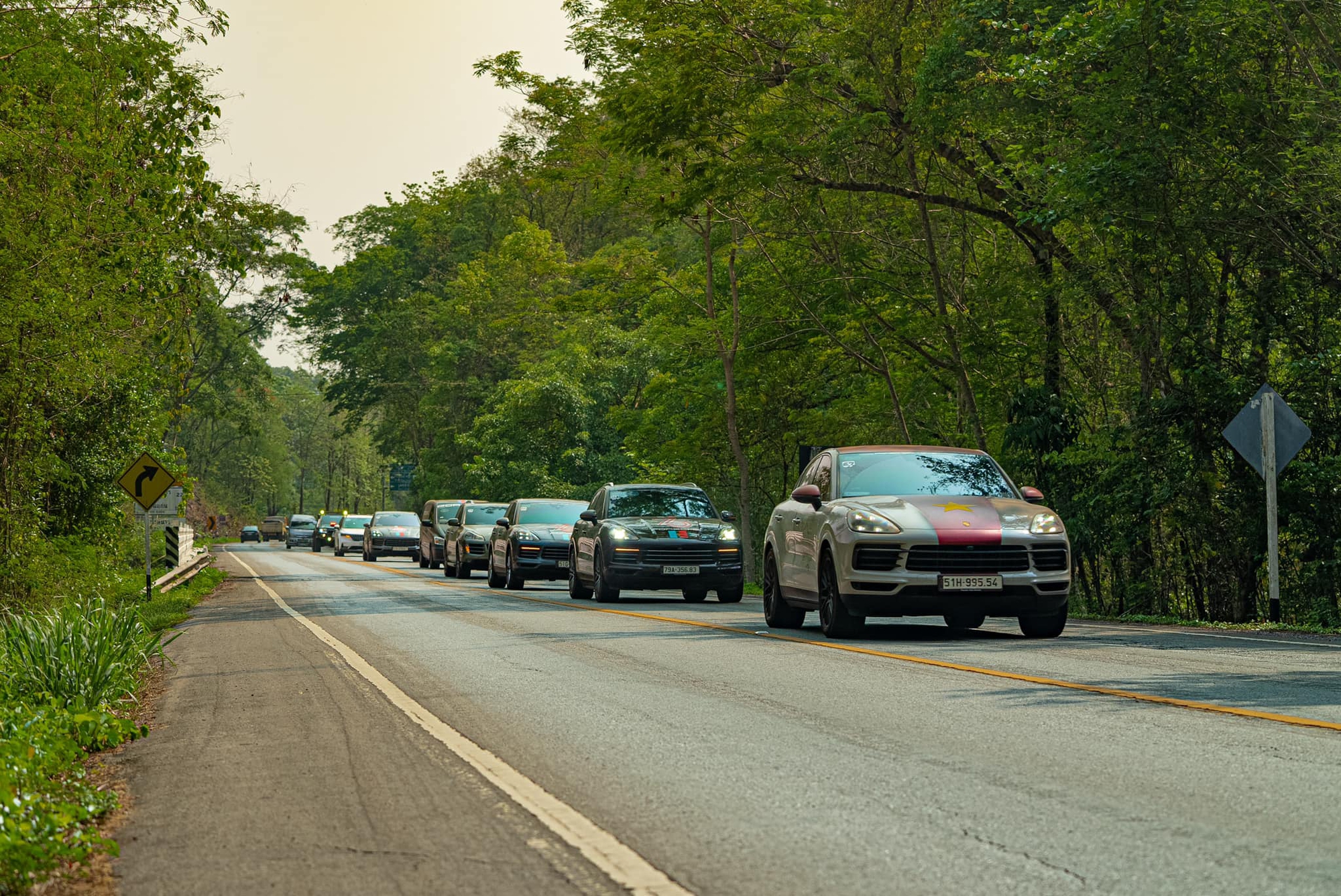 Cường Đô La lái Porsche 911 GT3 đến Bangkok: Chạy tay lái nghịch trên 100km/h, hoàn thành chặng 700km khủng nhất chuyến đi, có cảnh sát dẫn đoàn - Ảnh 14.