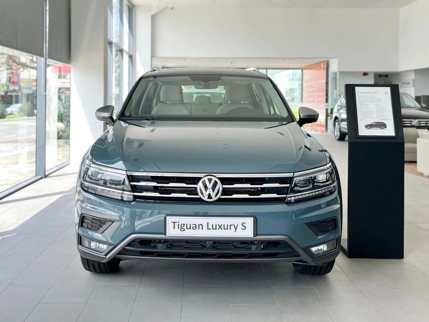 VW Tiguan Allspace liên tục xả hàng, giảm giá kỷ lục hơn 300 triệu đồng: Full option chỉ hơn 1,6 tỷ, ngang Sorento - Ảnh 1.