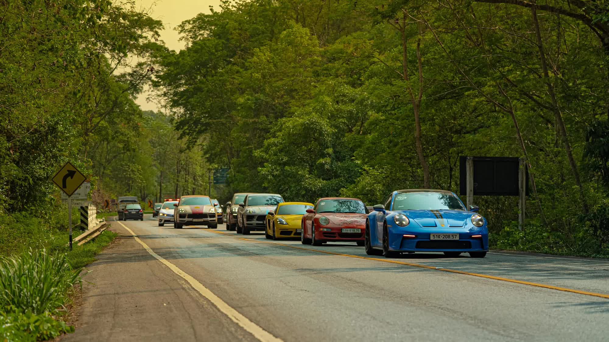 Cường Đô La lái Porsche 911 GT3 đến Bangkok: Chạy tay lái nghịch trên 100km/h, hoàn thành chặng 700km khủng nhất chuyến đi, có cảnh sát dẫn đoàn - Ảnh 13.