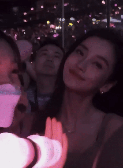 Angelababy khoe nhan sắc bất chấp cam thường khi đi xem concert BLACKPINK - Ảnh 1.