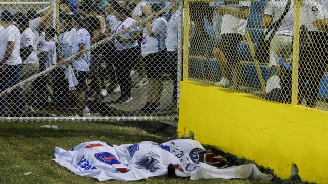 Thảm hoạ trên sân bóng đá làm 12 người thiệt mạng - Ảnh 1.