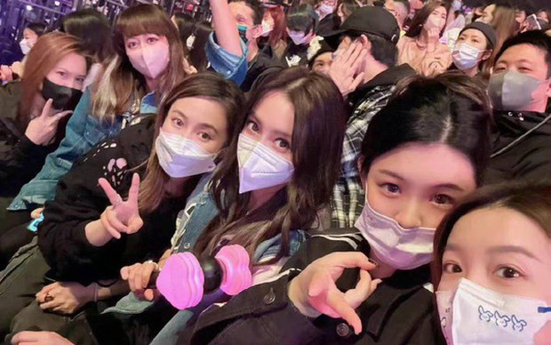 Angelababy khoe nhan sắc bất chấp cam thường khi đi xem concert BLACKPINK - Ảnh 2.