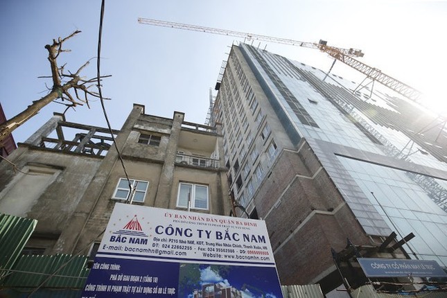Sau cắt ngọn, cao ốc 8B Lê Trực chào bán căn hộ trên 100 triệu đồng/m2 - Ảnh 2.