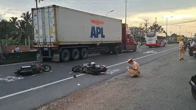 Tai nạn liên hoàn khiến 1 người tử vong, 4 người bị thương - Ảnh 1.