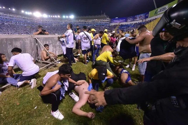 Đối tác cắt tài trợ, giải VĐQG El Salvador đối diện nguy cơ bị huỷ sau thảm kịch giẫm đạp - Ảnh 1.