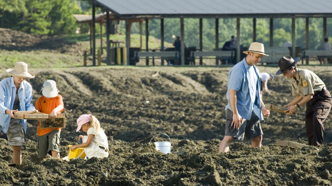 Anh nông dân dành cả thanh xuân để... mua đất, phát tài nhờ đụng trúng mỏ tiền lộ thiên: Mỗi ngày chỉ việc mở cửa cho người đến, ngồi không cũng có lãi - Ảnh 2.