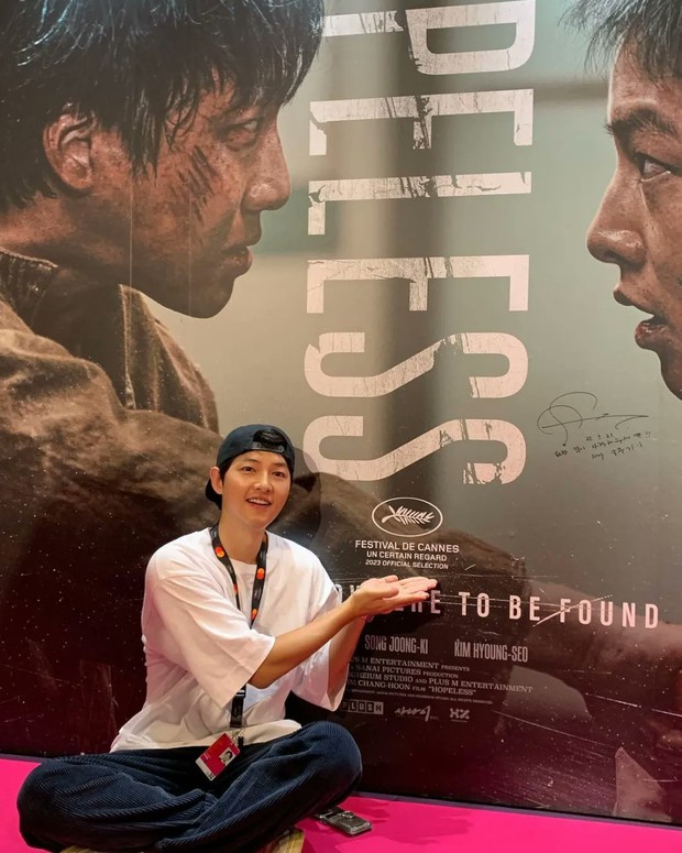 Song Joong Ki xuất hiện đơn giản tại LHP Cannes 2023 - Ảnh 2.