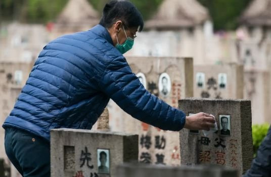 Trung Quốc dùng AI hồi sinh người đã khuất: Nghĩa trang tạo giọng nói hệt người quá cố, có khách chi gần 200 triệu đồng để gặp thân nhân - Ảnh 2.