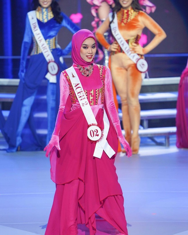  Thí sinh Hoa hậu Indonesia mặc kín mít thi áo tắm  - Ảnh 13.