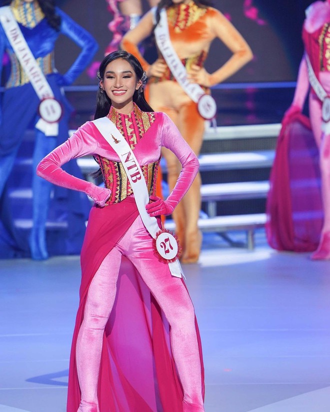  Thí sinh Hoa hậu Indonesia mặc kín mít thi áo tắm  - Ảnh 12.