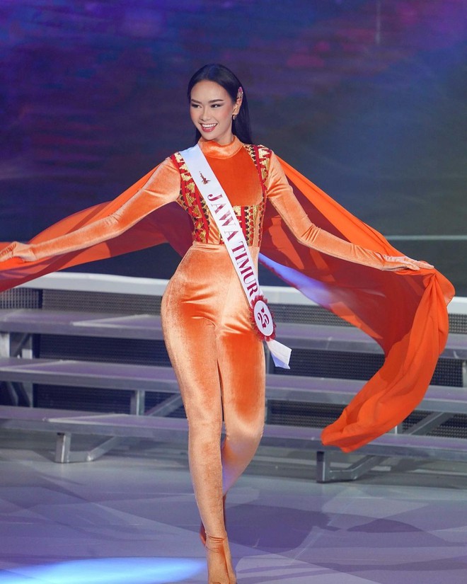  Thí sinh Hoa hậu Indonesia mặc kín mít thi áo tắm  - Ảnh 9.