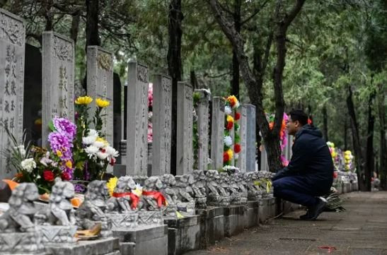 Trung Quốc dùng AI hồi sinh người đã khuất: Nghĩa trang tạo giọng nói hệt người quá cố, có khách chi gần 200 triệu đồng để gặp thân nhân - Ảnh 1.