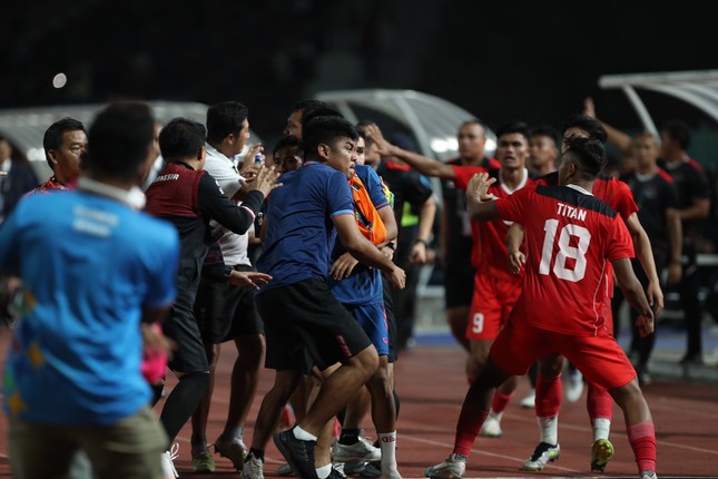 Thái Lan cấm 2 cầu thủ, 3 trợ lý HLV ẩu đả với U22 Indonesia lên tuyển - Ảnh 1.