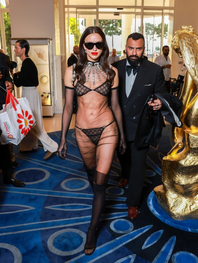 Siêu mẫu Irina Shayk gây sốc khi mặc nội y ở Cannes - Ảnh 1.