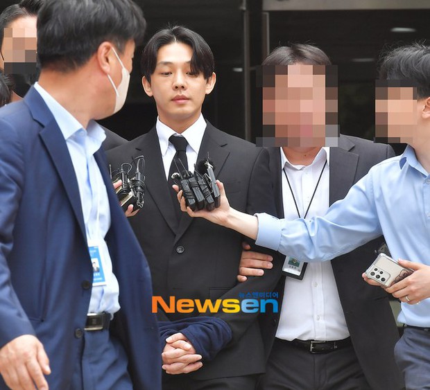 Yoo Ah In thừa nhận sử dụng ma túy, bị áp giải tới trại tạm giam - Ảnh 2.