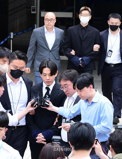Yoo Ah In và bạn trai tin đồn bị trói tay áp giải tới trại tạm giam - Ảnh 3.