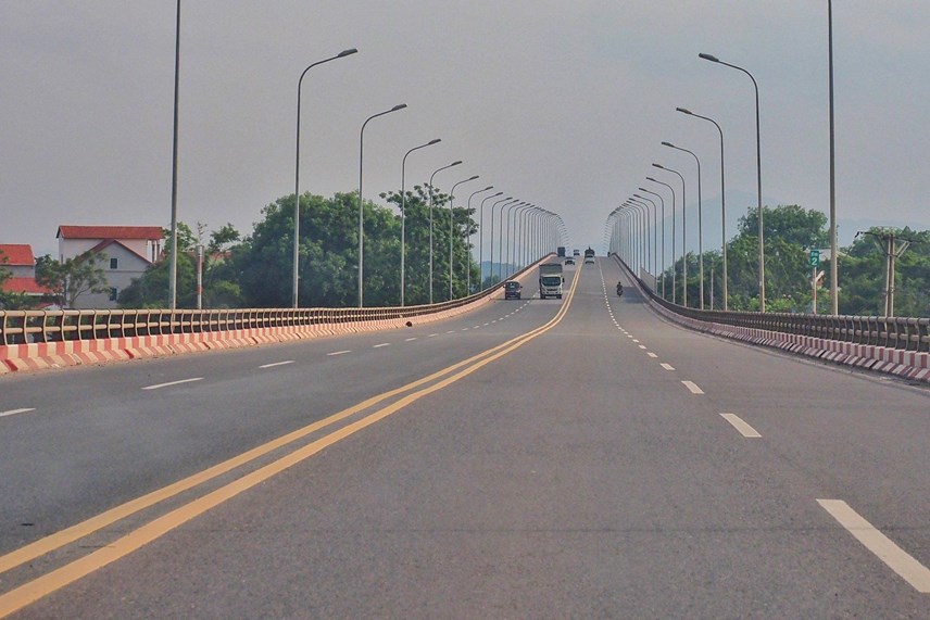 Ngắm cây cầu vượt sông dài nhất Việt Nam sau 9 năm vận hành khai thác - Ảnh 8.