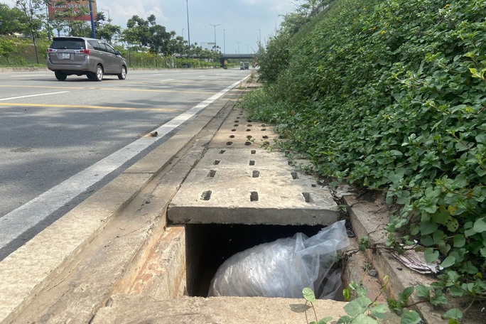 300 nắp cống mất tích trên xa lộ Hà Nội - Ảnh 6.