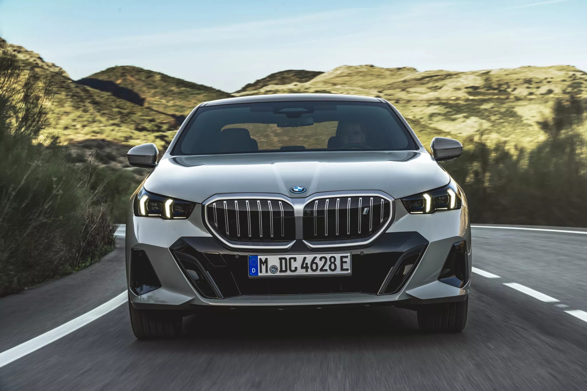 BMW 5-Series 2024 ra mắt: Dài hơn 5m, thiết kế ngày càng như xe Hàn - Ảnh 12.