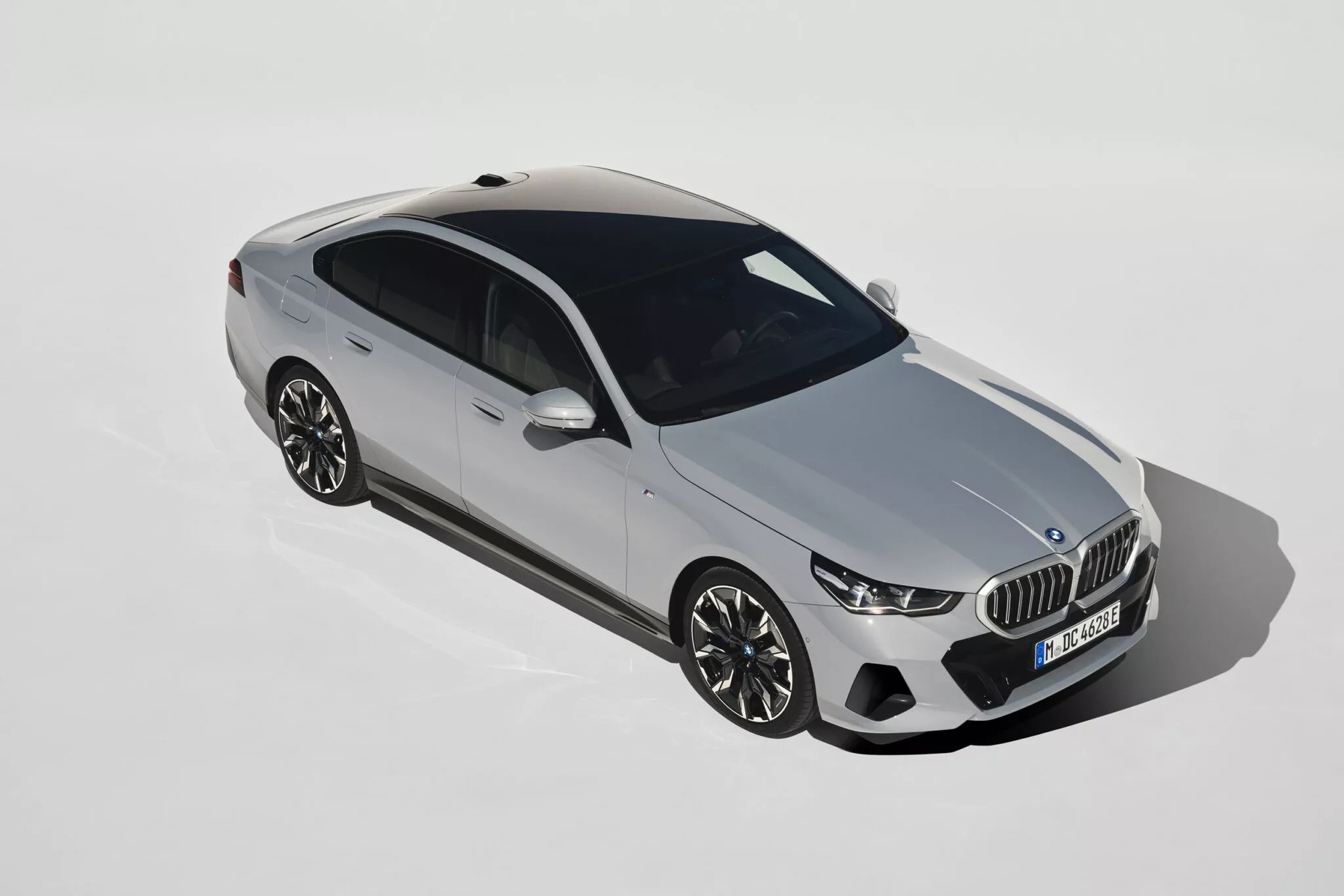 BMW 5-Series 2024 ra mắt: Dài hơn 5m, thiết kế ngày càng như xe Hàn - Ảnh 9.