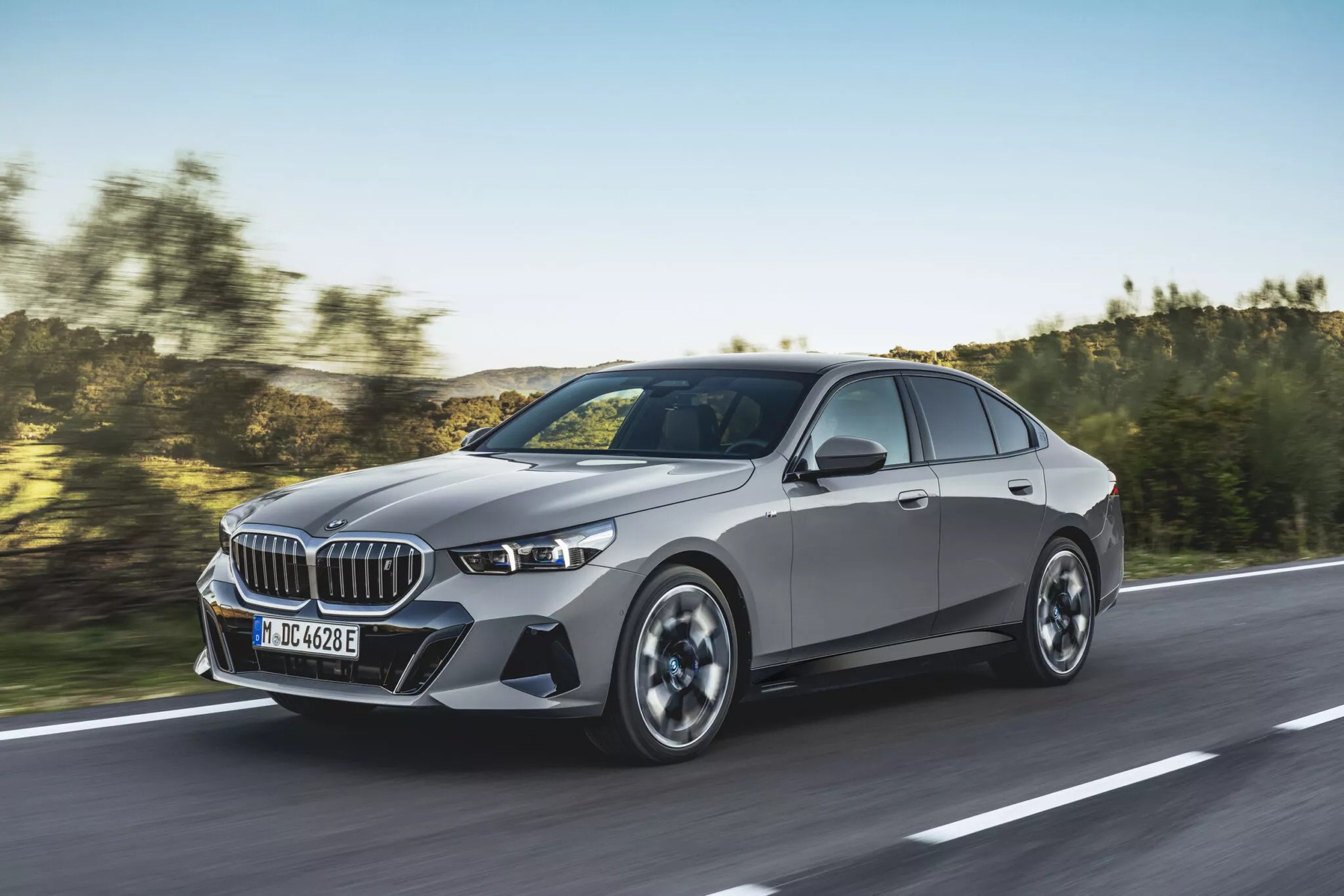 BMW 5Series 2024 ra mắt Dài hơn 5m, thiết kế ngày càng như xe Hàn