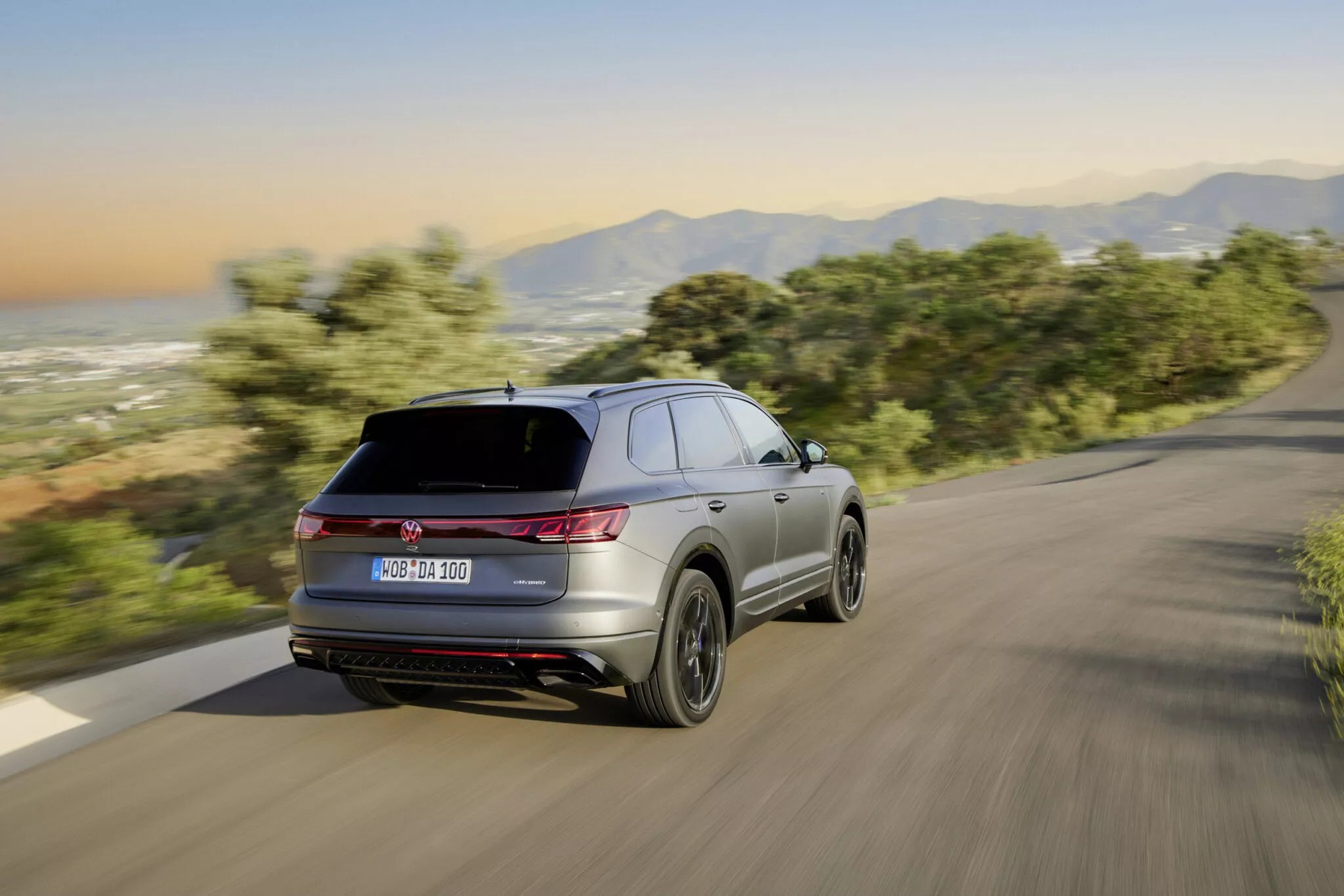 Volkswagen Touareg 2023 ra mắt: Giá khởi điểm quy đổi 1,75 tỷ đồng, tham vọng đấu X5 và GLE - Ảnh 2.