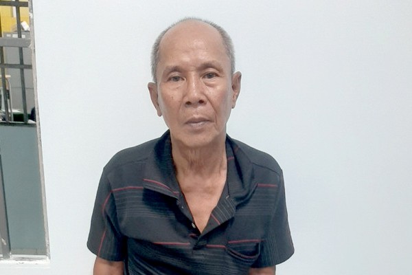 Tạm giam người đàn ông đánh đập cụ bà 85 tuổi ở TPHCM - Ảnh 1.