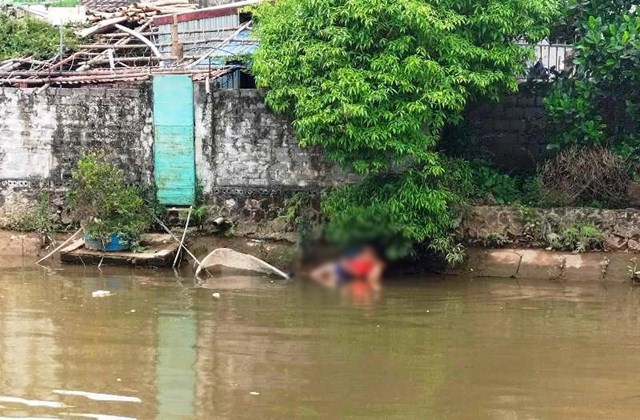 Nam Định: Hình ảnh người cha khóc nghẹn, ghì chặt thi thể con trai chết đuối gây sốc - Ảnh 1.