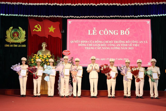 Thăng cấp bậc hàm, nâng lương cho 655 cán bộ, chiến sỹ công an tỉnh Lai Châu - Ảnh 3.