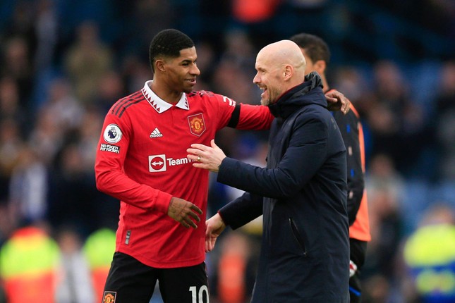 Ten Hag, Rashford chạm mốc đặc biệt trong ngày MU giành vé Champions League - Ảnh 1.