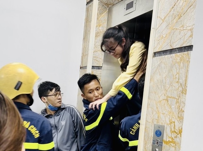 Giải cứu 4 học sinh mắc kẹt trong thang máy trung tâm Tiếng Anh - Ảnh 1.