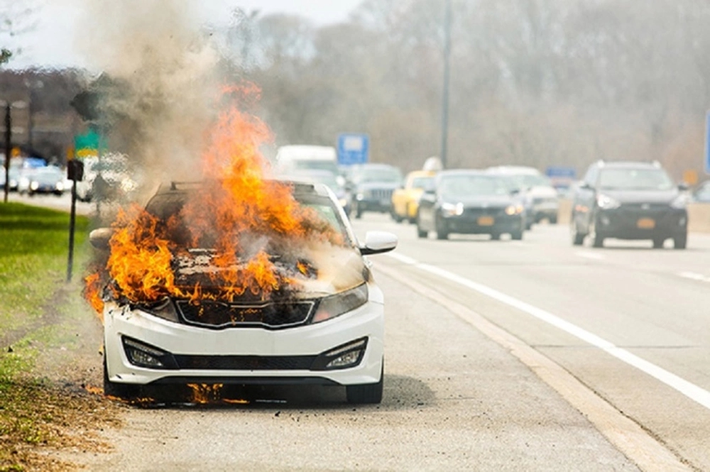 Lý do khiến ô tô gặp hỏa hoạn, lái xe nên biết để phòng tránh - Ảnh 1.