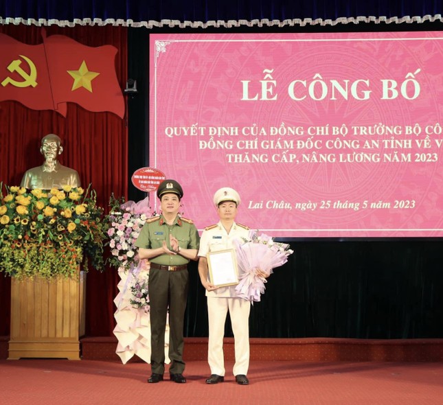 Thăng cấp bậc hàm, nâng lương cho 655 cán bộ, chiến sỹ công an tỉnh Lai Châu - Ảnh 1.