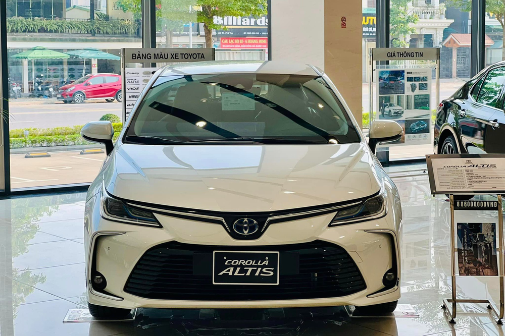 Đại lý xả hàng Toyota Corolla Altis: Bản HEV cao cấp nhất tồn nhiều, giảm 100 triệu - Ảnh 1.