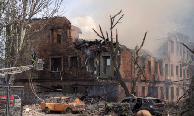 Một bệnh viện của Ukraine trúng tên lửa - Ảnh 1.