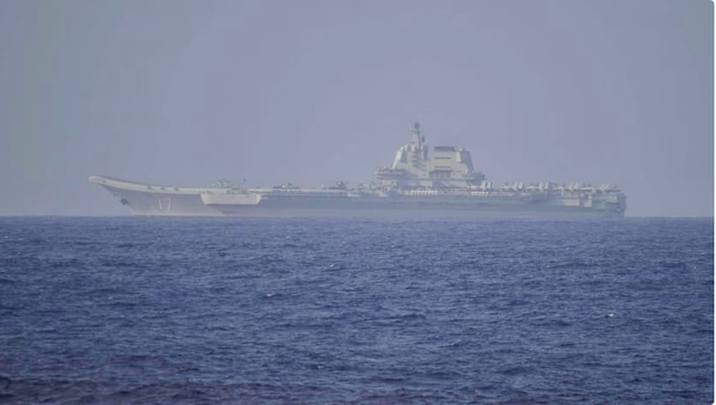 Trung Quốc điều nhóm tàu sân bay qua eo biển Đài Loan - Ảnh 1.