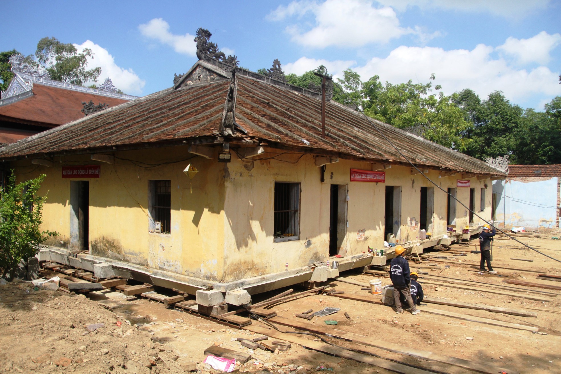 Sau dịch chuyển quốc tự tại Huế, ‘thần đèn’ Nguyễn Văn Cư tái xuất cứu nhà thờ bị lún - Ảnh 1.