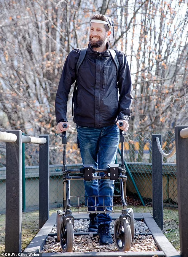11 năm bại liệt làm bạn với xe lăn, người đàn ông phục hồi khả năng đi lại nhờ phép màu - Ảnh 1.