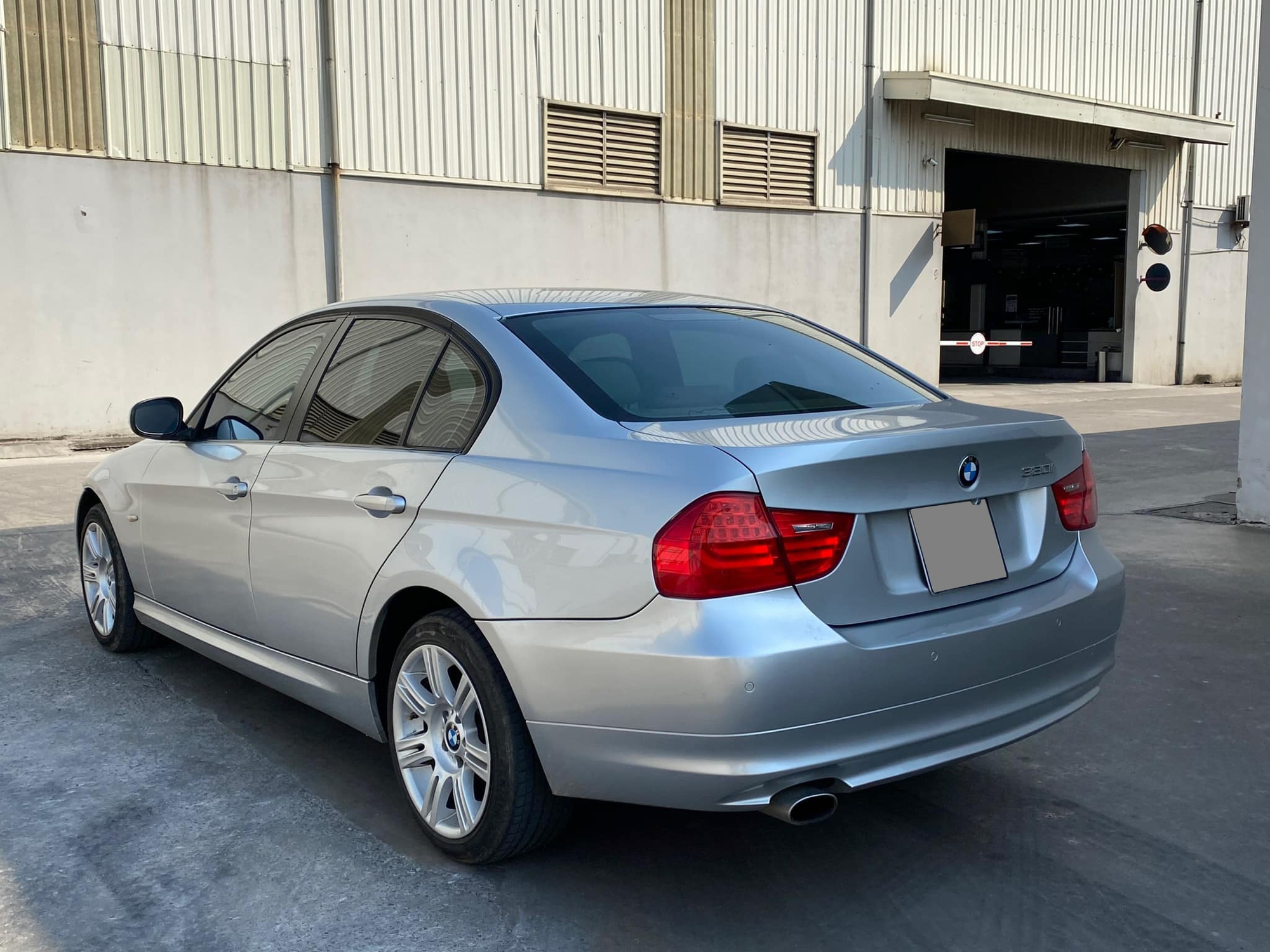 BMW 320i 13 năm tuổi rao bán giá rẻ hơn Kia Morning, người bán khẳng định xe còn rất mới - Ảnh 6.