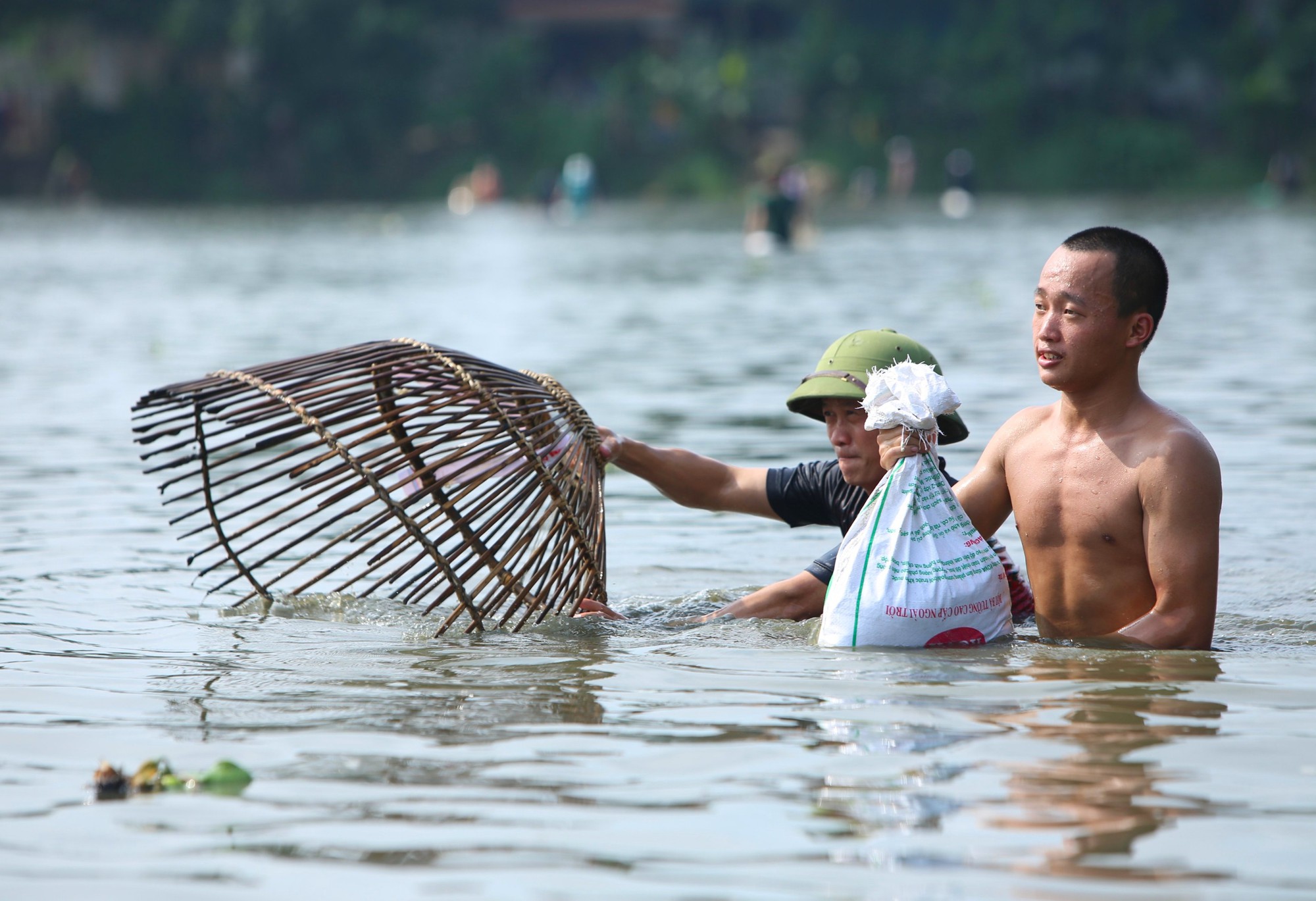 Sau tiếng trống, cả ngàn người mang nơm ào xuống hồ thi nhau bắt cá - Ảnh 7.