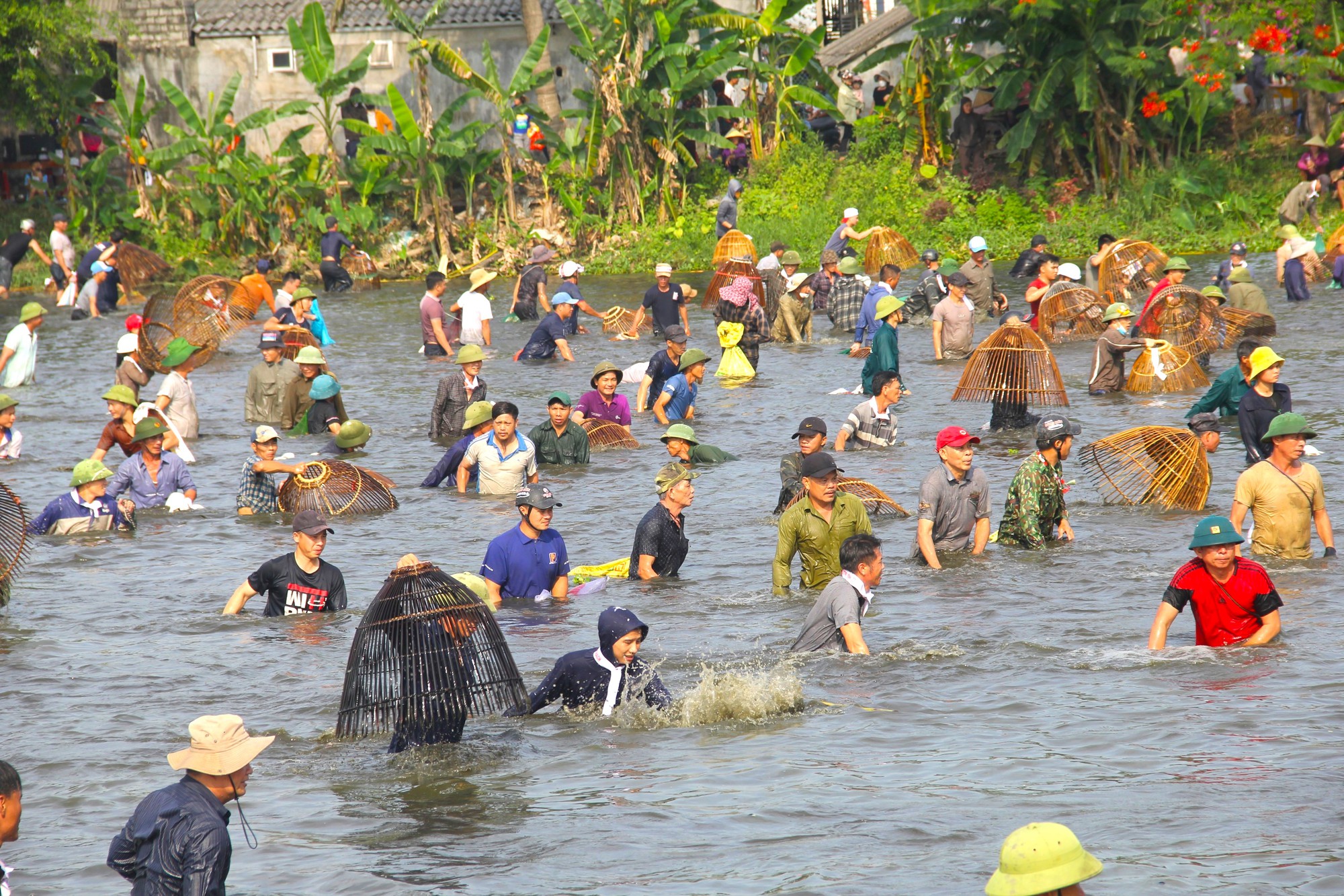 Sau tiếng trống, cả ngàn người mang nơm ào xuống hồ thi nhau bắt cá - Ảnh 4.