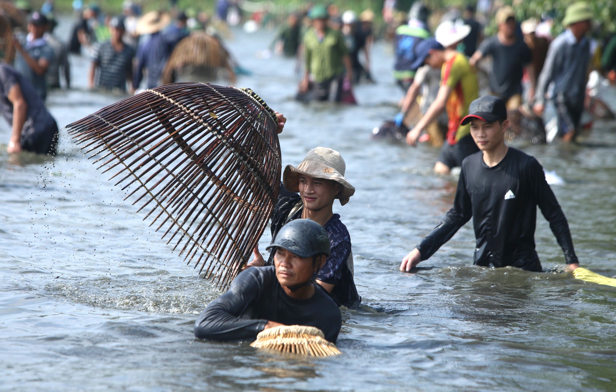 Sau tiếng trống, cả ngàn người mang nơm ào xuống hồ thi nhau bắt cá - Ảnh 8.