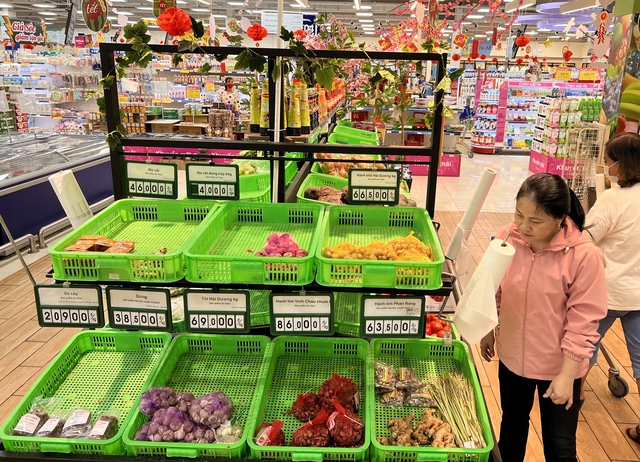 Người tiêu dùng Việt Nam lạc quan hàng đầu thế giới về tăng trưởng kinh tế nhưng lựa chọn hàng hóa khắt khe hơn - Ảnh 3.