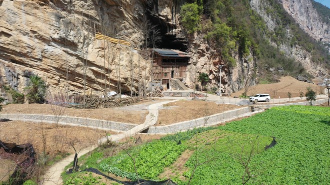 Ngôi nhà vách đá “không tranh chấp với đời hơn 100 tuổi, sở hữu 2 yếu tố ít nơi có  - Ảnh 3.