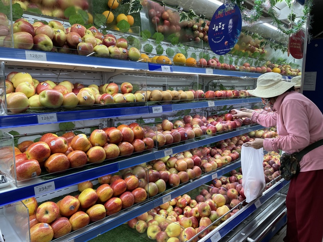 Người tiêu dùng Việt Nam lạc quan hàng đầu thế giới về tăng trưởng kinh tế nhưng lựa chọn hàng hóa khắt khe hơn - Ảnh 1.